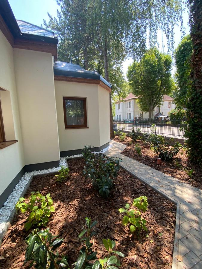 Karinthy Haz Pension Siófok Buitenkant foto