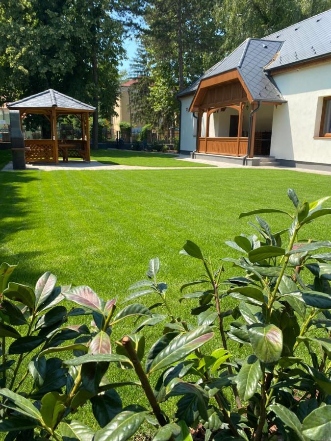 Karinthy Haz Pension Siófok Buitenkant foto