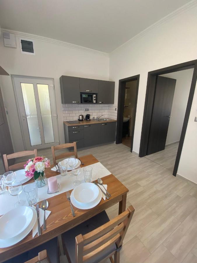 Karinthy Haz Pension Siófok Buitenkant foto