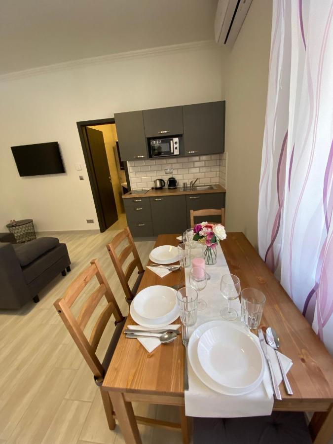 Karinthy Haz Pension Siófok Buitenkant foto