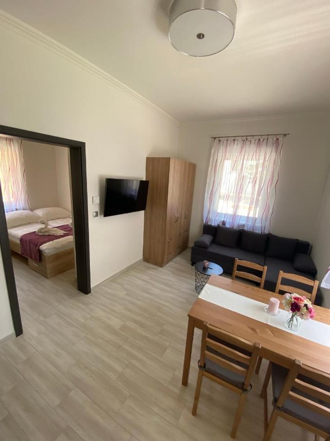 Karinthy Haz Pension Siófok Buitenkant foto