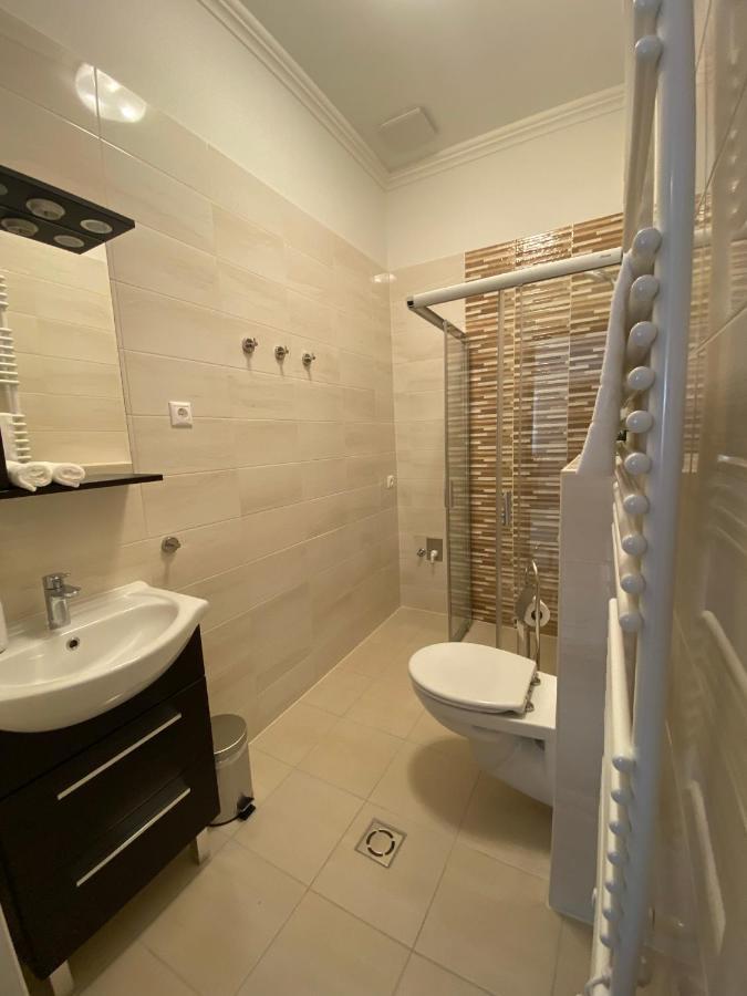 Karinthy Haz Pension Siófok Buitenkant foto