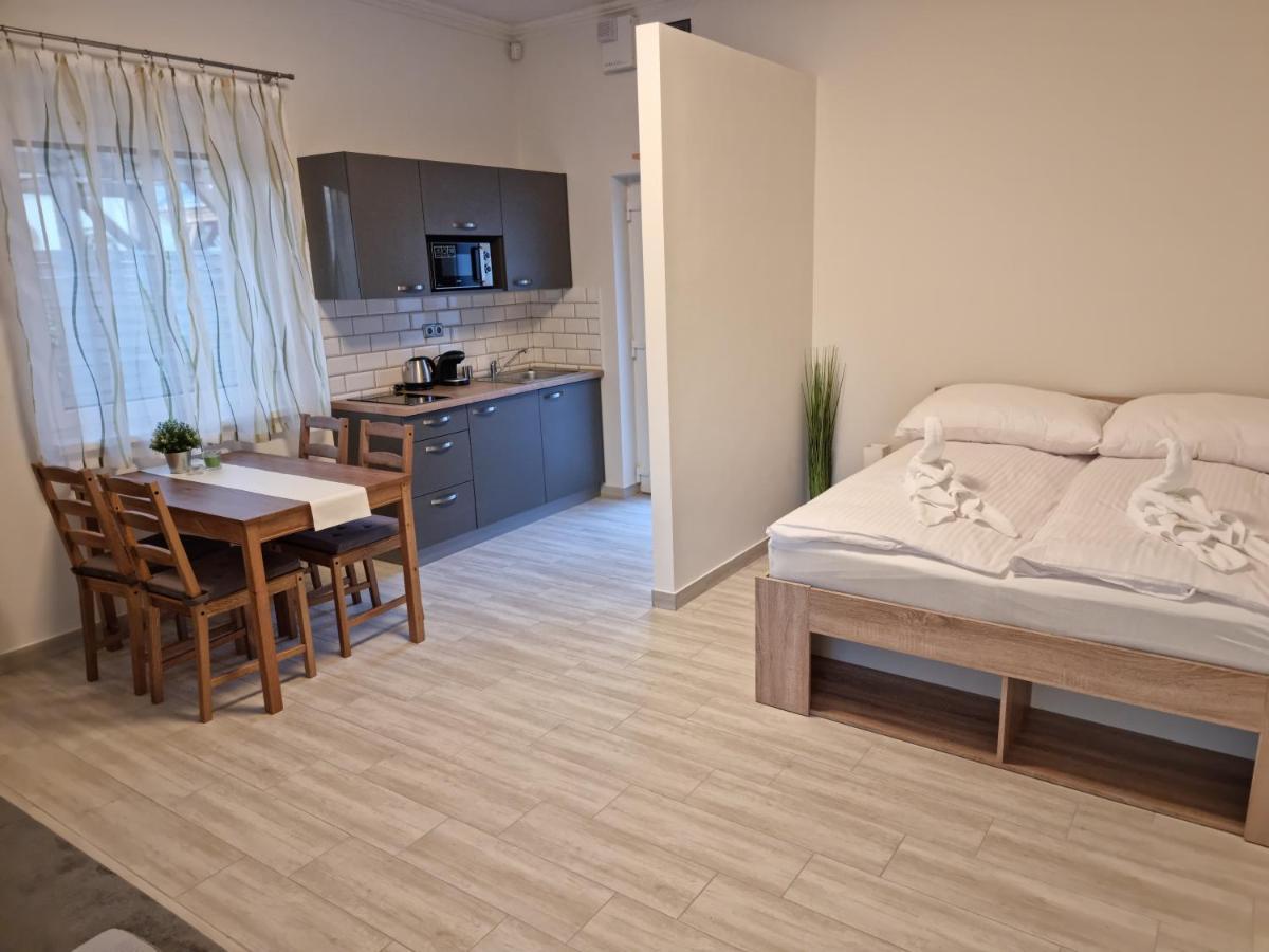Karinthy Haz Pension Siófok Buitenkant foto