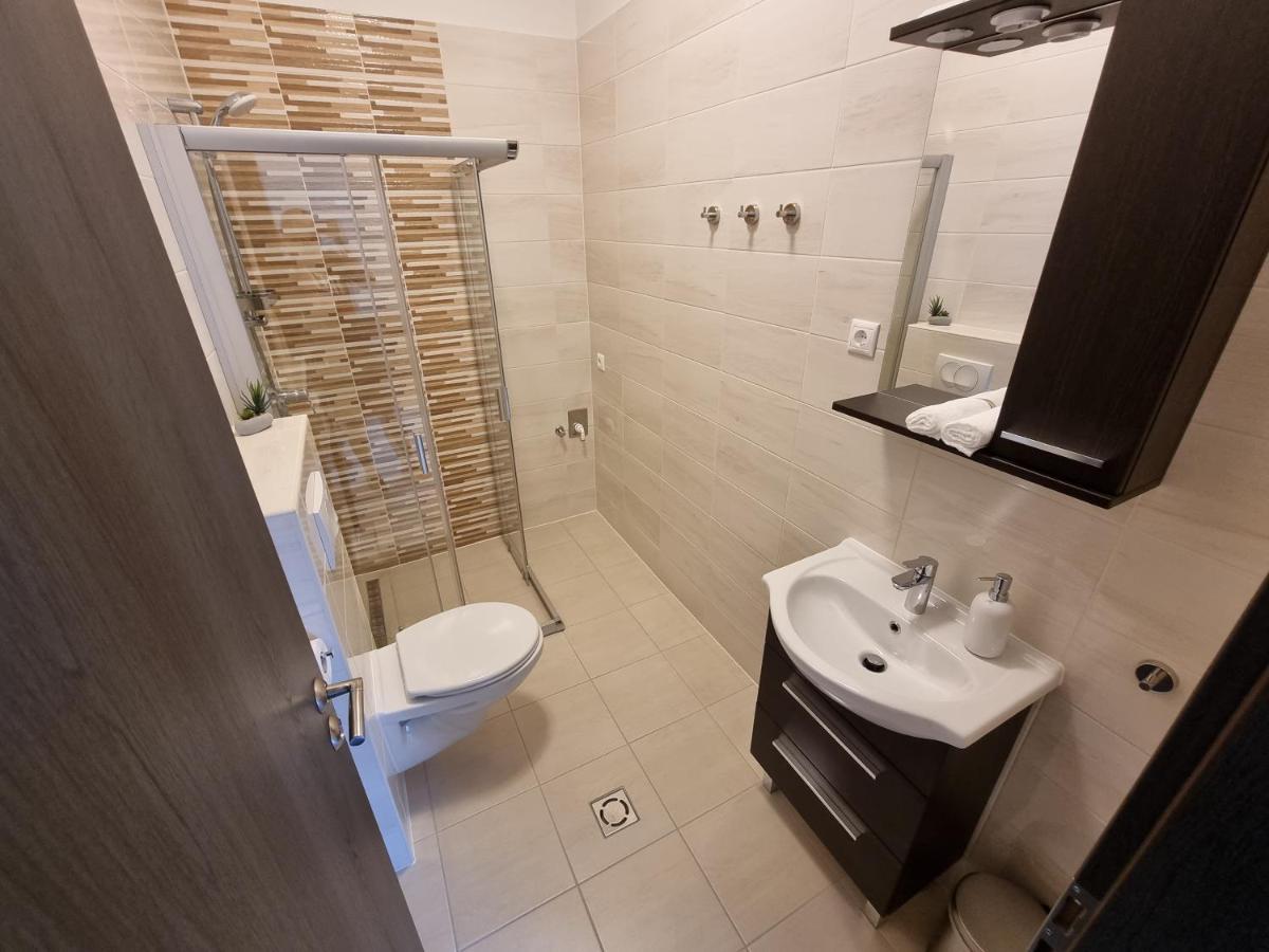 Karinthy Haz Pension Siófok Buitenkant foto