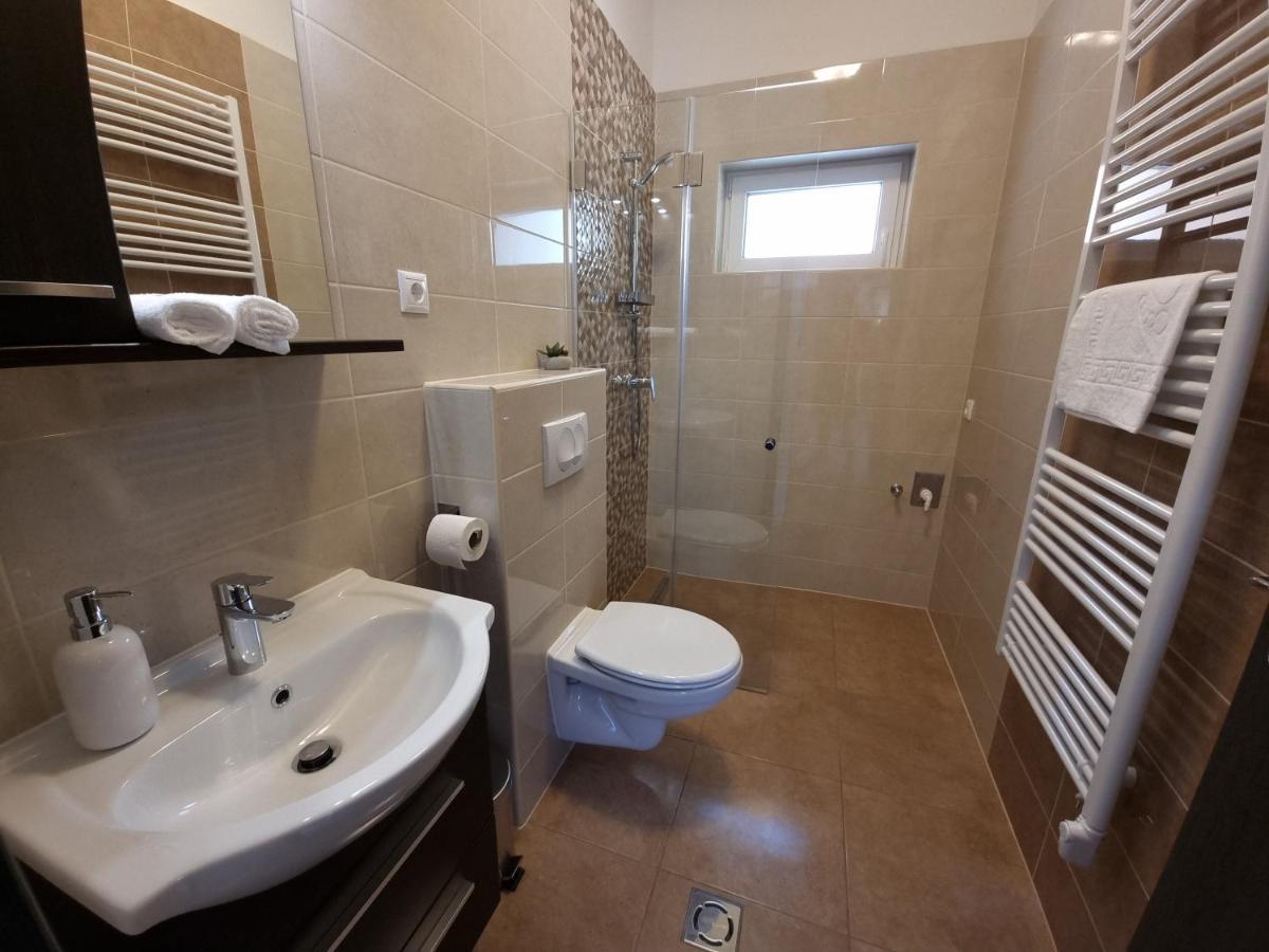 Karinthy Haz Pension Siófok Buitenkant foto