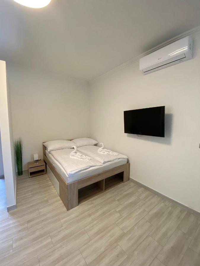 Karinthy Haz Pension Siófok Buitenkant foto