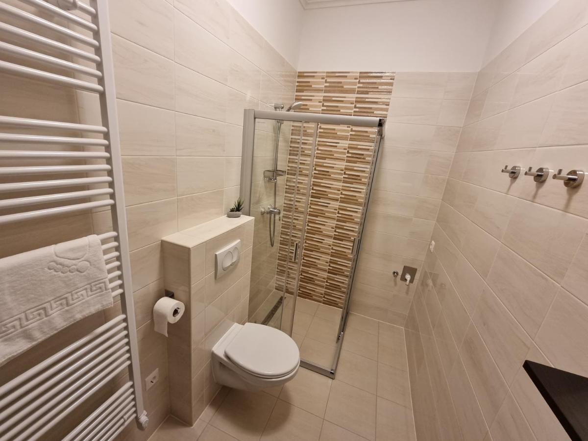 Karinthy Haz Pension Siófok Buitenkant foto