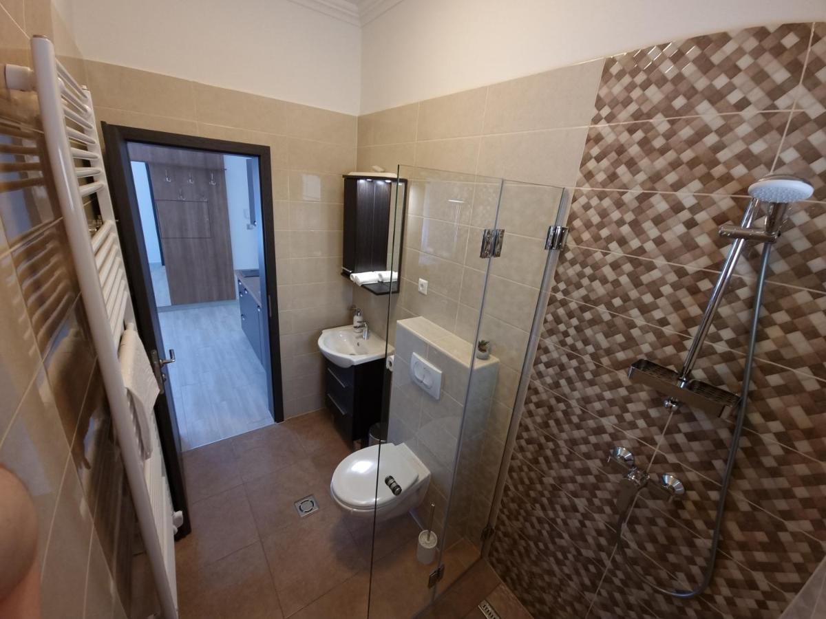 Karinthy Haz Pension Siófok Buitenkant foto