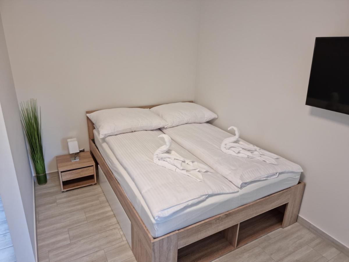 Karinthy Haz Pension Siófok Buitenkant foto