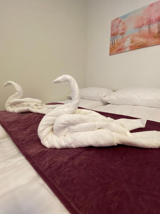 Karinthy Haz Pension Siófok Buitenkant foto