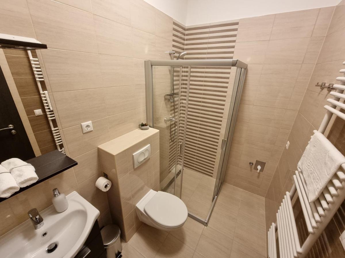 Karinthy Haz Pension Siófok Buitenkant foto