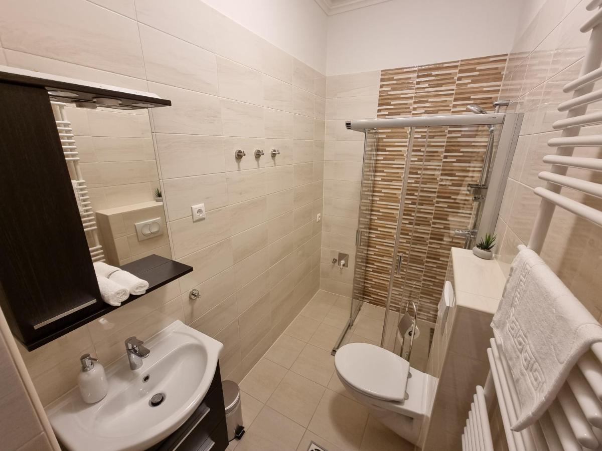 Karinthy Haz Pension Siófok Buitenkant foto