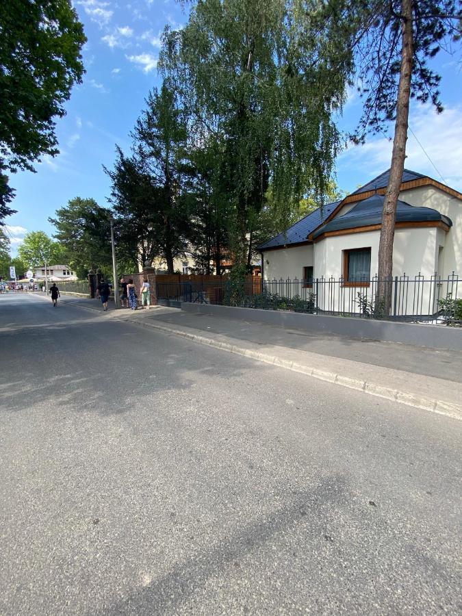 Karinthy Haz Pension Siófok Buitenkant foto