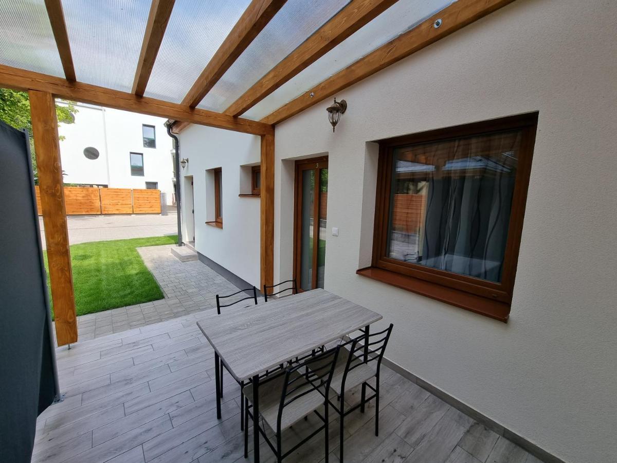 Karinthy Haz Pension Siófok Buitenkant foto