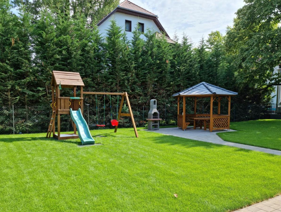 Karinthy Haz Pension Siófok Buitenkant foto
